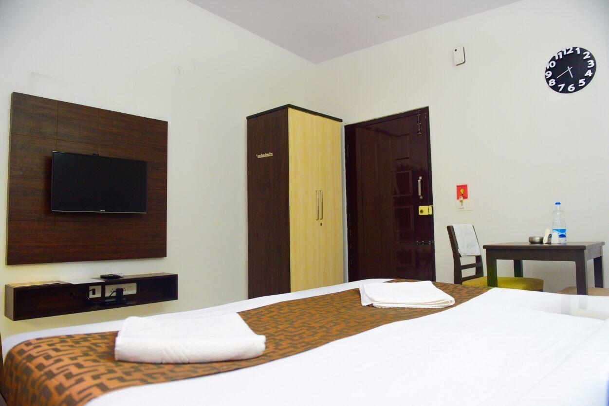 Varsha Enclave- Trinity House Aparthotel Mysore Buitenkant foto