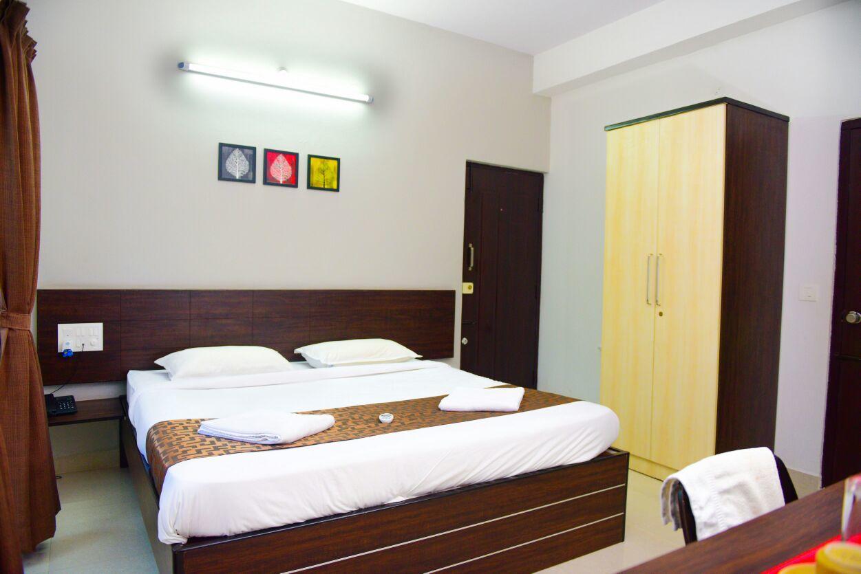 Varsha Enclave- Trinity House Aparthotel Mysore Buitenkant foto