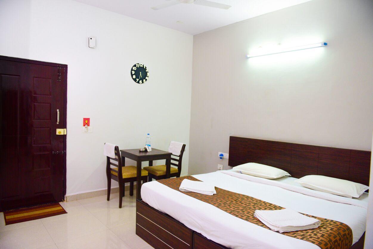 Varsha Enclave- Trinity House Aparthotel Mysore Buitenkant foto