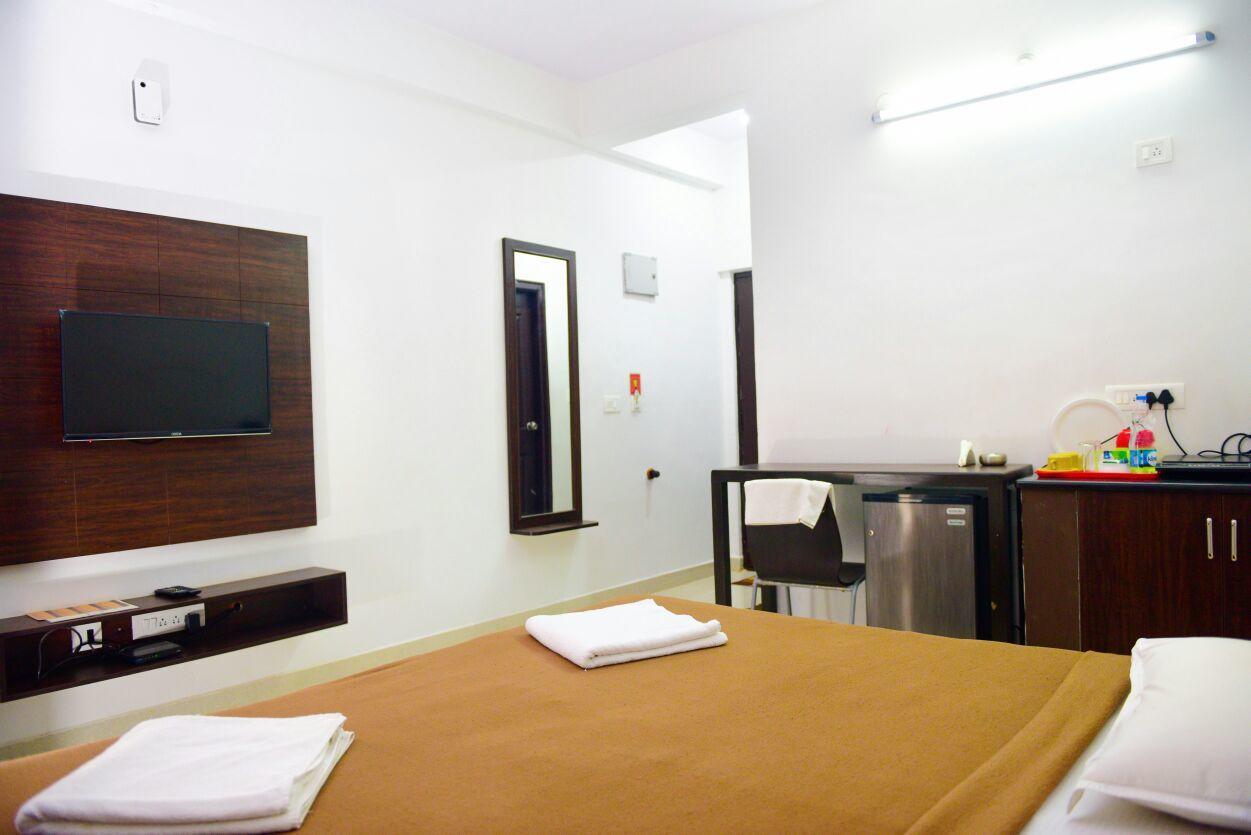 Varsha Enclave- Trinity House Aparthotel Mysore Buitenkant foto