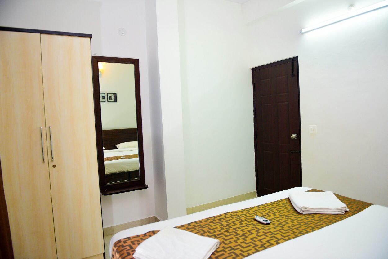 Varsha Enclave- Trinity House Aparthotel Mysore Buitenkant foto