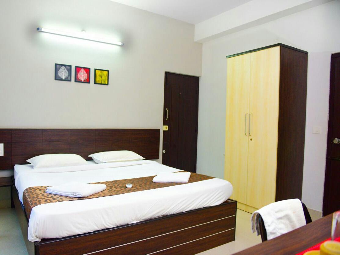 Varsha Enclave- Trinity House Aparthotel Mysore Buitenkant foto