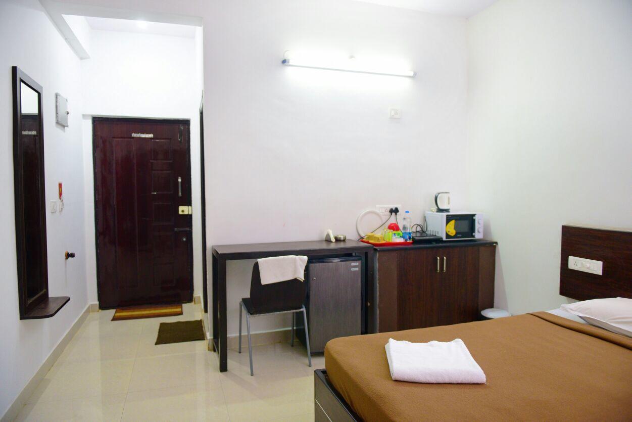 Varsha Enclave- Trinity House Aparthotel Mysore Buitenkant foto